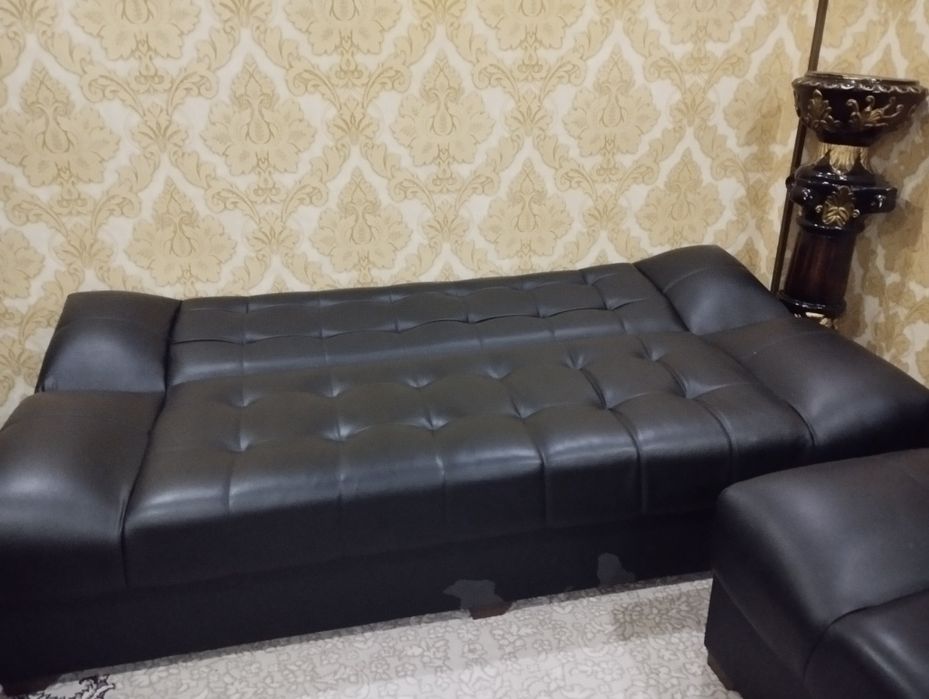 Кожаный диван сотилади