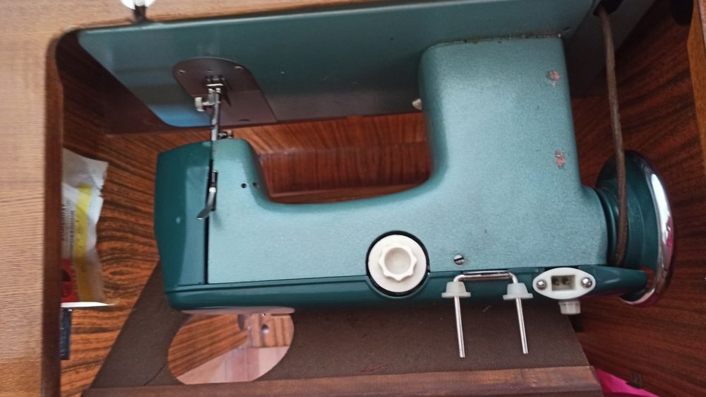 Продам ножную швейную машинку
