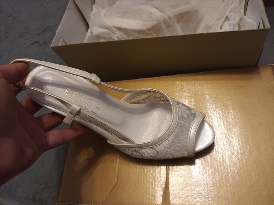 Curier gratuit 1sept + Ultima reducere! Sandale dantela alba