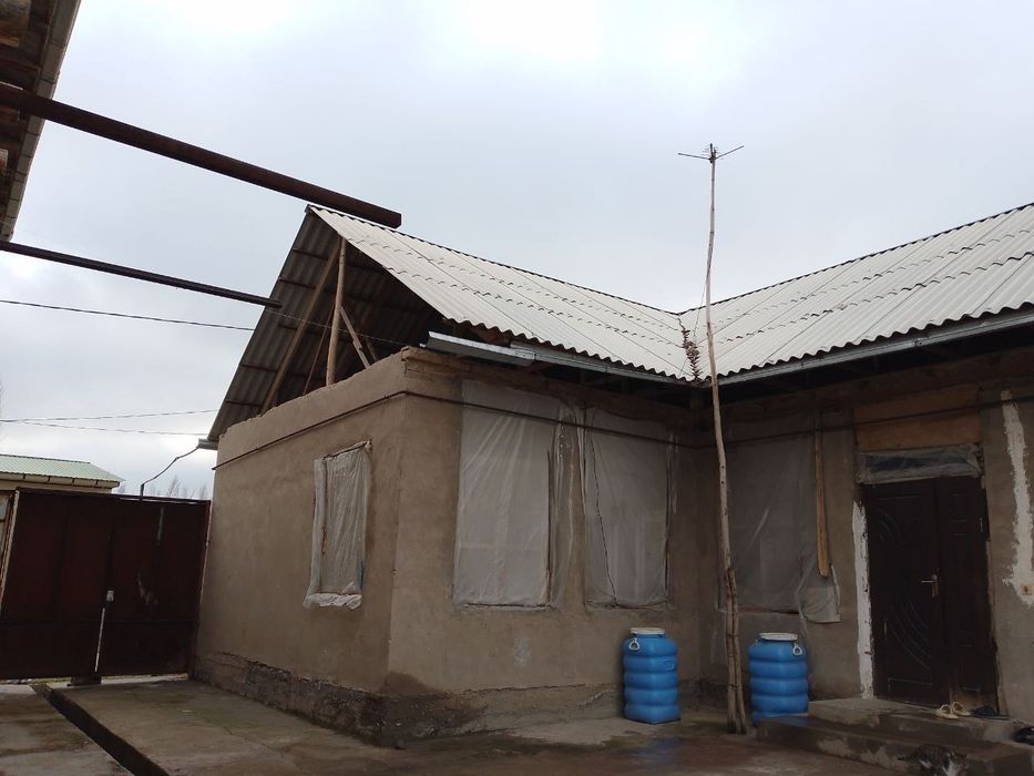 Yangiyoʻl tumanida joylashgan ezoz kfesi yonida zarilga sotilayabdi