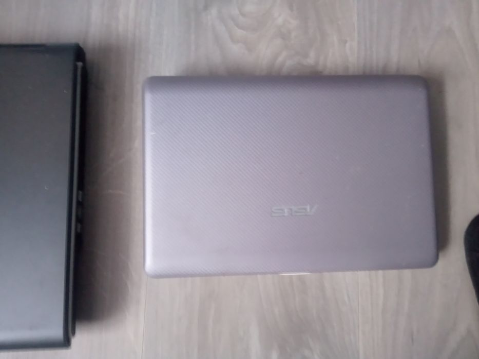 Vând 2 laptopuri stricate o geantă pentru laptop căști și un microfon