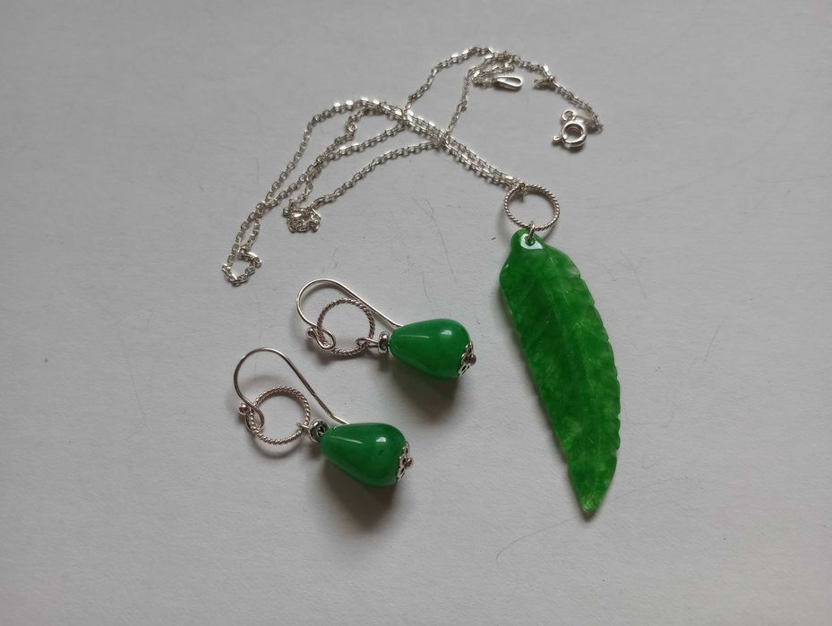 set argint si jad verde natural,cercei si lantisor cu pandantiv