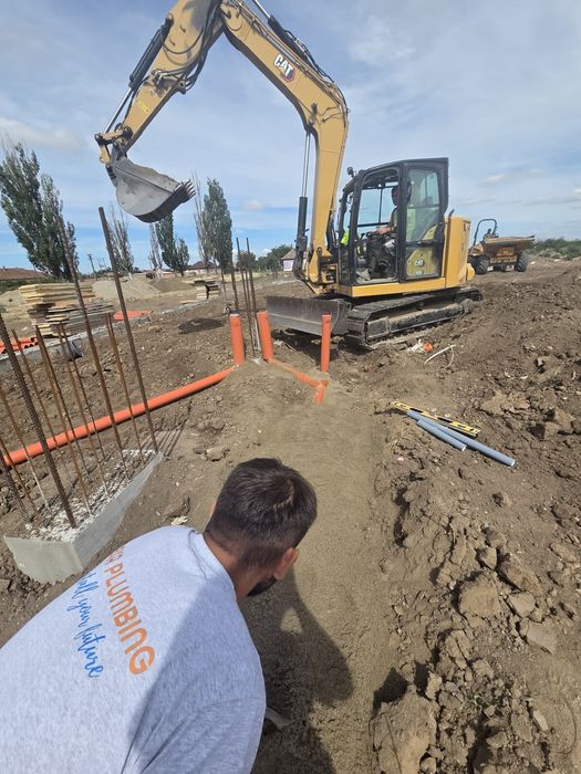 Executam lucrari de excavatii, terasamente, canalizare/apa, pavaje