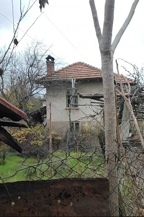 Две къщи с голям двор, стопанска постройка и самостоятелен геран в с. Хотница, обл. Велико Търново