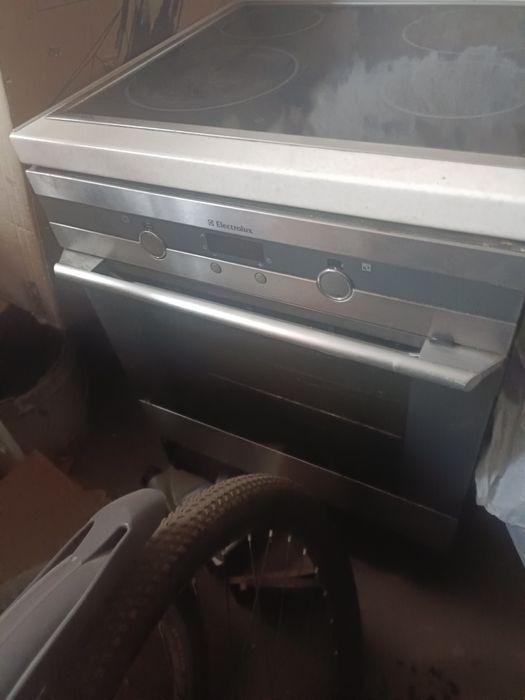 Встроенный плита и духовка.