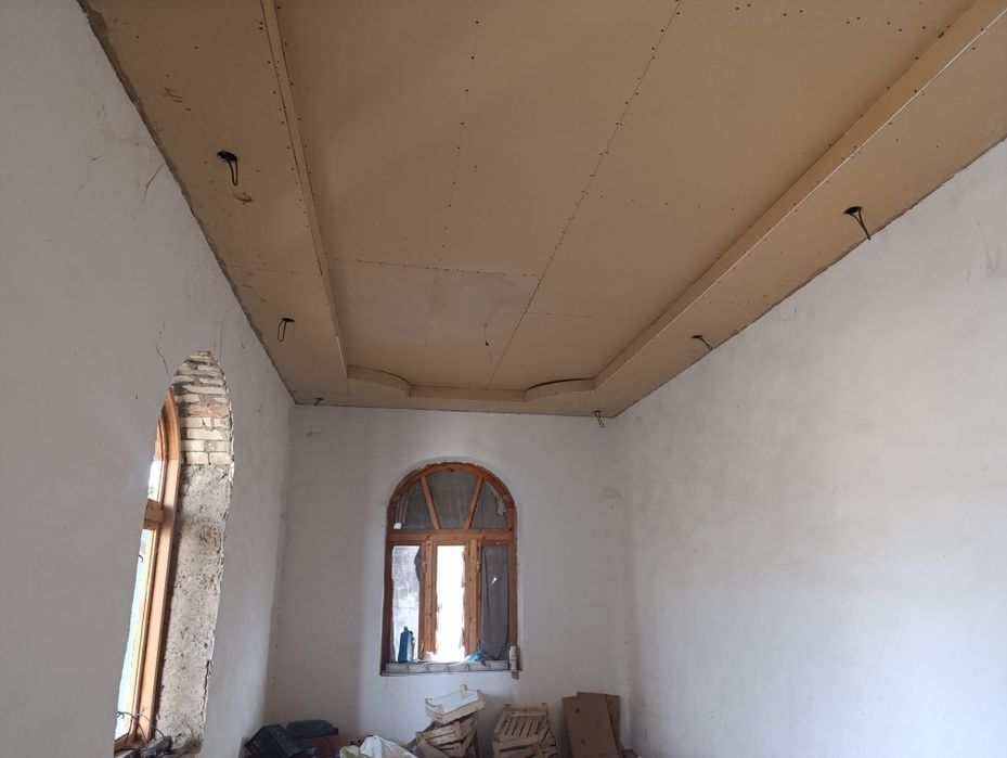 Hovli sotiladi toliq qurib bitqazilmagan