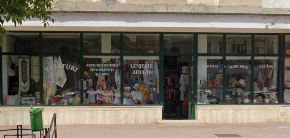 PROPRIETAR inchiriez Spatiu Comercial ULTRA CENTRAL Vitrina Piatra-Neamt p-ța Mihail Kogalniceanu zona muzeu istorie