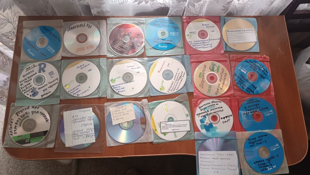 Продаются видеокассеты, диски, CDдиски в нормальном состоянии.