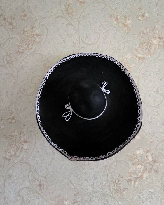 3 шляпы: 2 самбреро и 1 доули