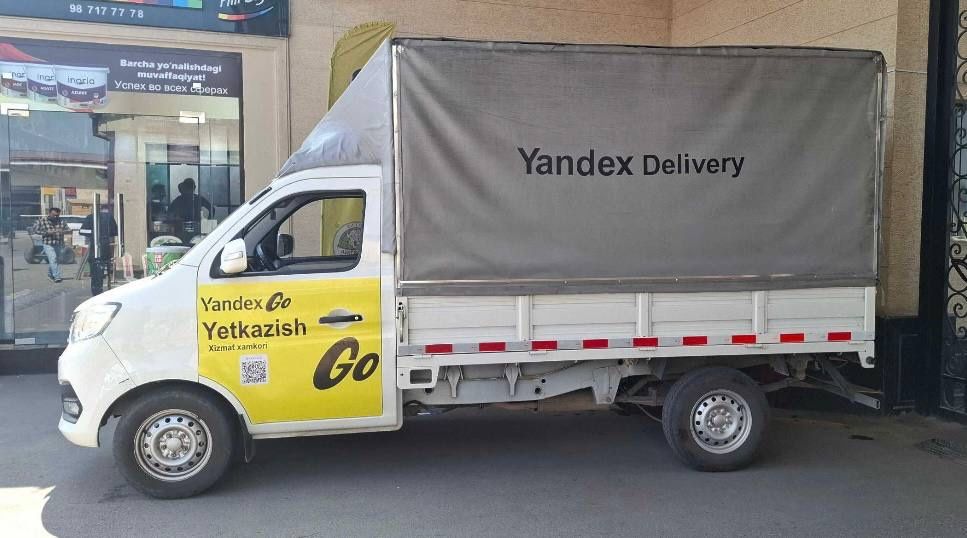 Yandex brend magnit nakleyka
