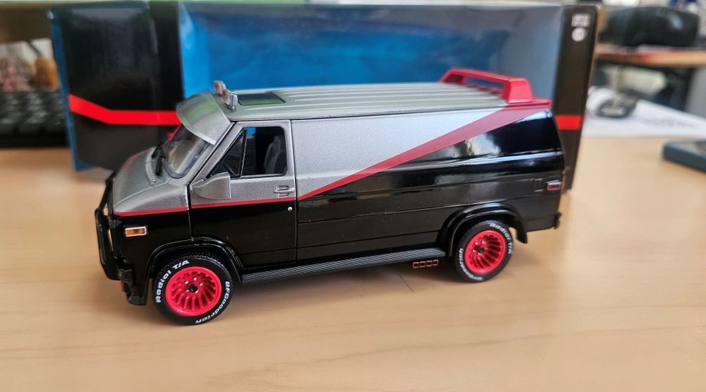 Macheta GMC Vandura (1983) Greenlight The A-Team (Echipa de șoc).
Scara: 1:24