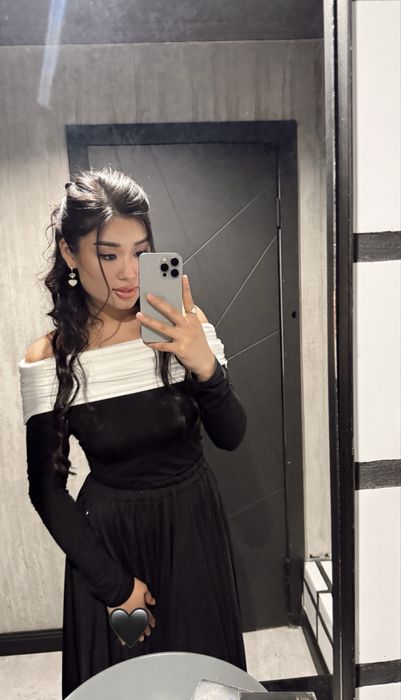 Топ с белым декольте