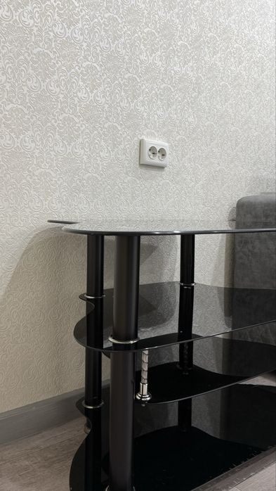 Продам стеклянный столик под телевизор