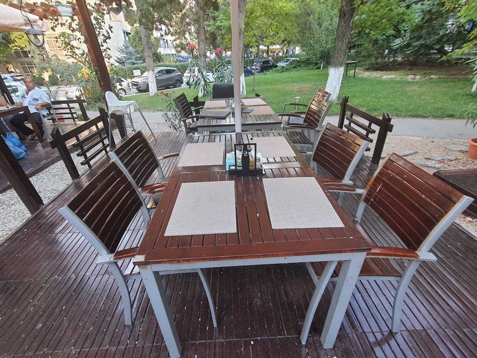Mobilier restaurant in perfecta stare de functionare (masa + 4 scaune)