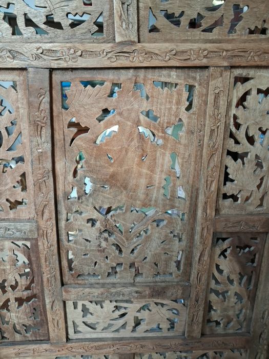 Дървен.  параван