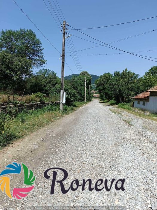 Дворно място с къща за ремонт