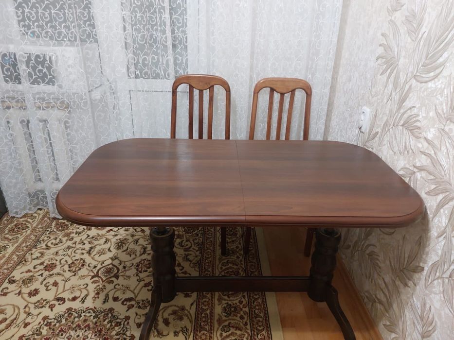 Продам кухонный стол со стульями