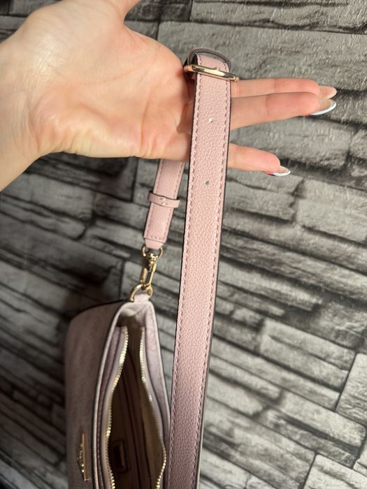 Розова чанта Guess