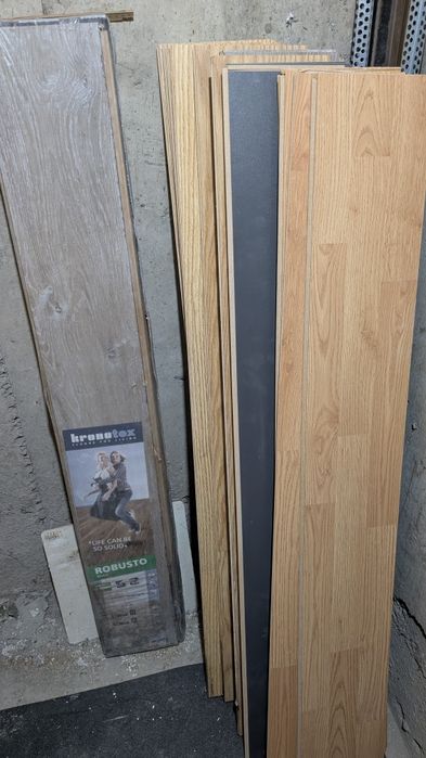 Vând bucăți de parchet laminat