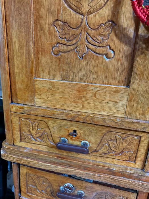 Продаётся стариный дубовый буфет