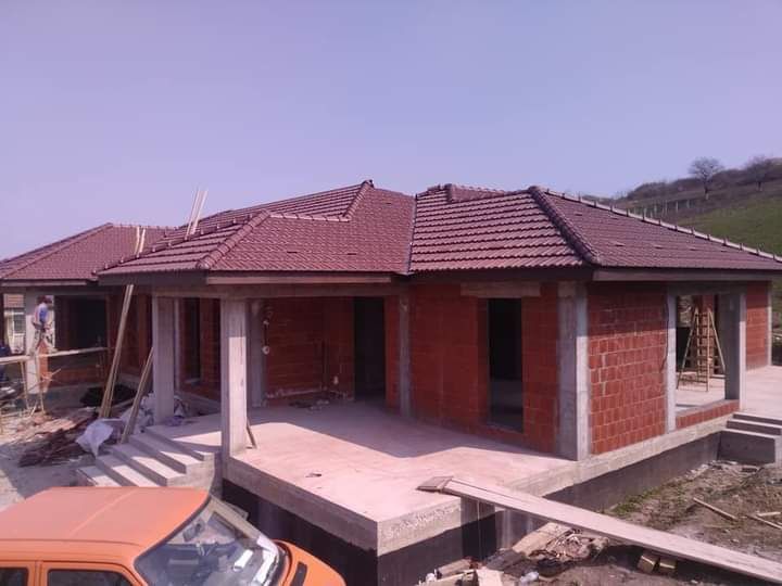 Construcții case la roșu