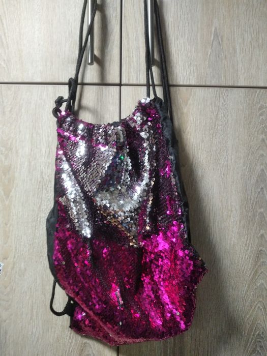 Палочка для ленты, скакалка, мешок.