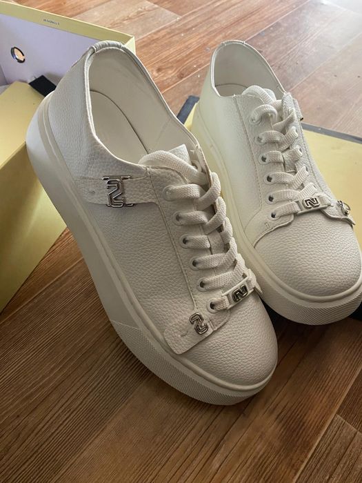 Кроссовки женские