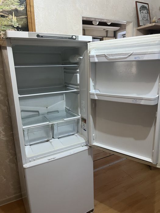 Холодильник б/у индесит , высота 1,70 см.