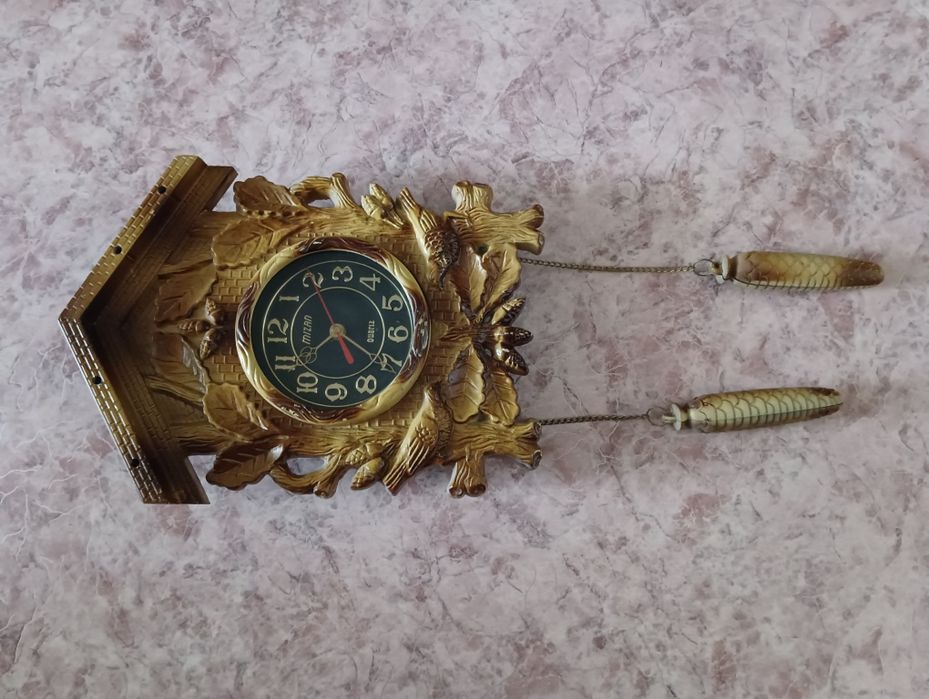 Настенные часы избушка