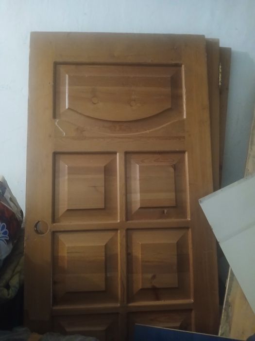 Продаётся деревянная дверь