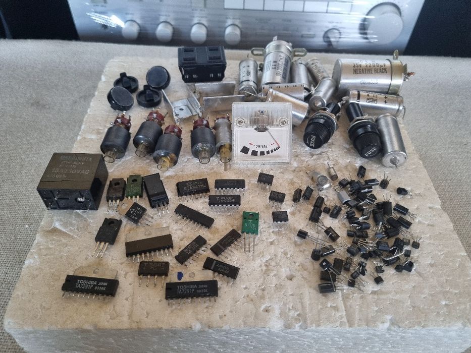 Pachet dif componente, Tranzistori mici, etc. Perfecta stare.