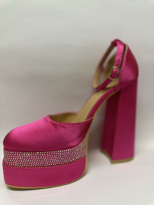 Красиви ярко розови високи обувки с камъни