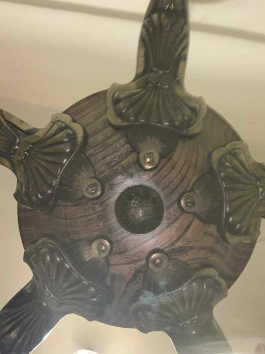 Candelabru cu cinci brate din bronz si ornament din lemn