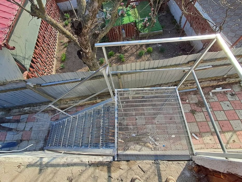 Confectionam scarii metalice zincate exterioare și pentru incendii , platforme, podete si balustrazi profesionale la cererea clientului . Asiguram tra