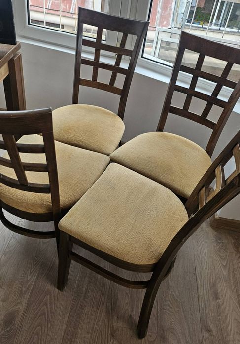 Маса с четири стола