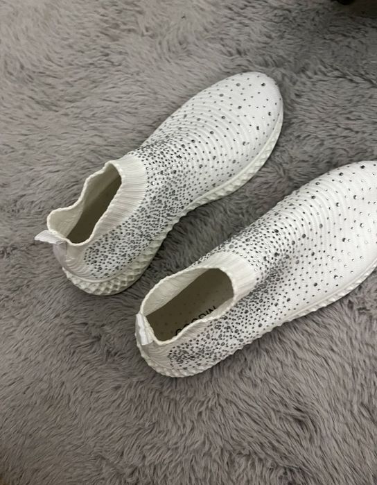 нови бели маратонки