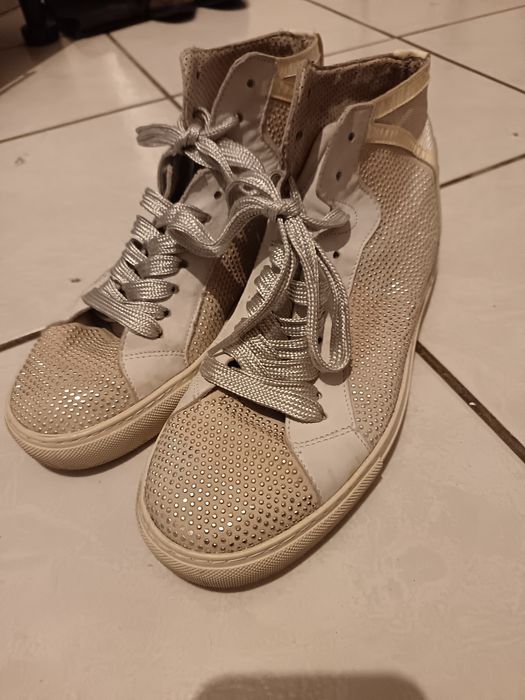 Vând adidași deosebiți 39