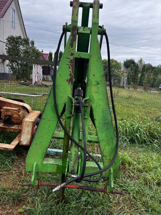 Încărcător în tiranti la tractor