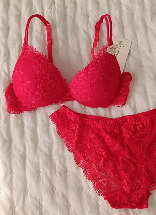Комплект нижнего белья красного цвета