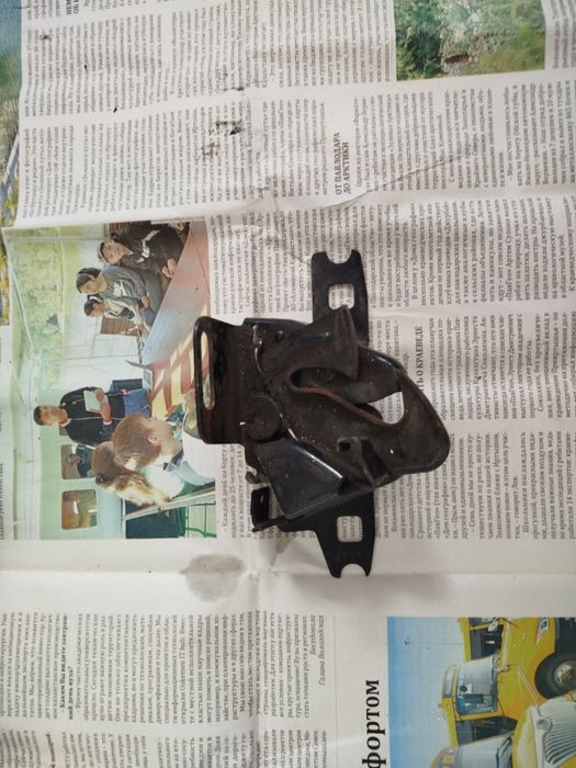 Продам на Гольф 3 замок капота