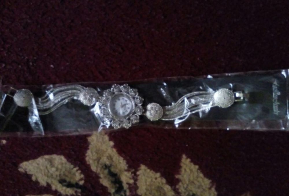 Часы женские. Новое.