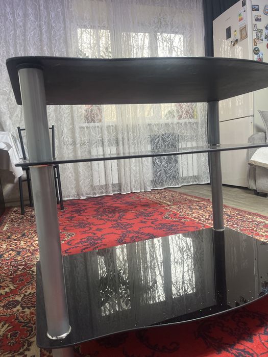 Стеклянная тумбочка под телевизор