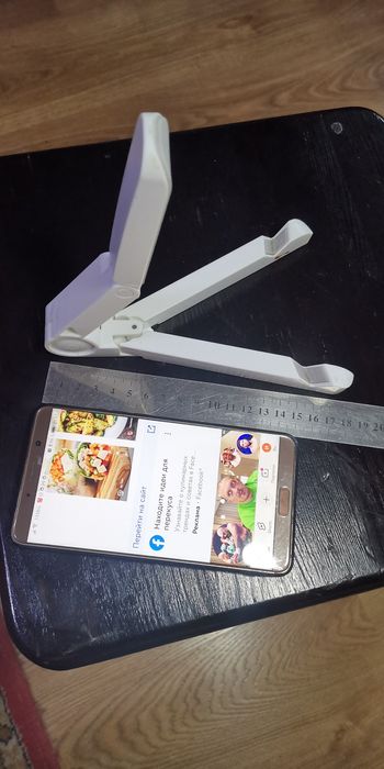 Подставка под планшет, телефон.