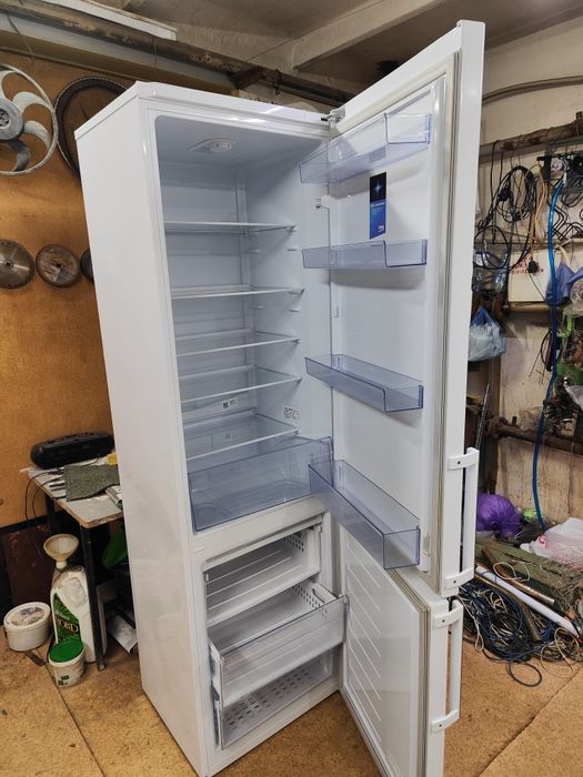 Холодильник сверху камера, морозильник снизу