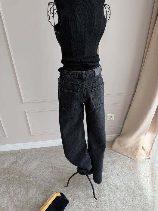 Къси плетени панталони и черни дънки