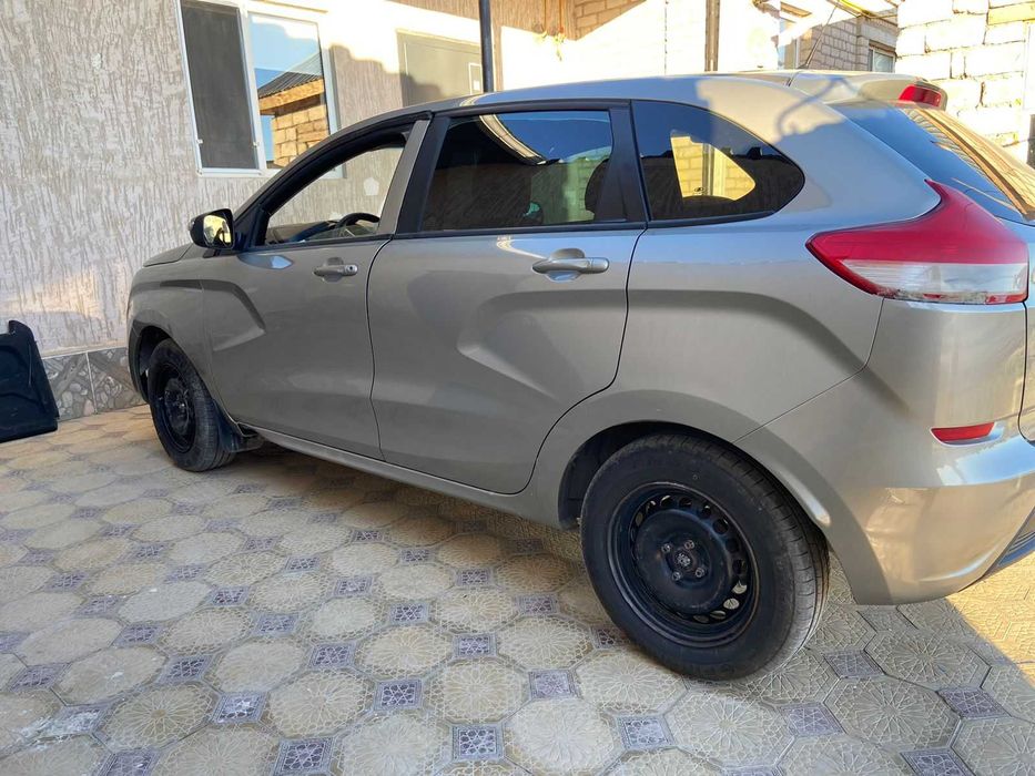 Машина lada x - ray