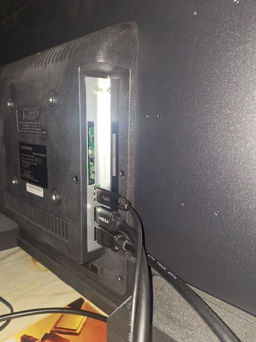 Продаеться телевизор Leadbros состояние хороши