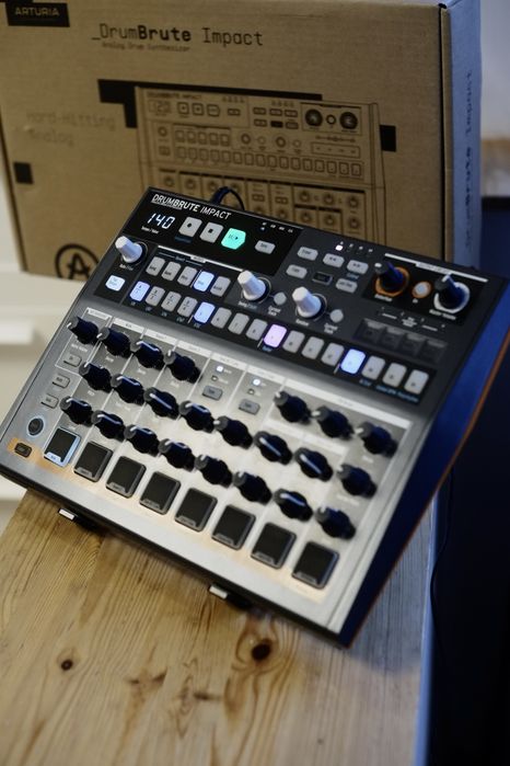 Продаю драм машину Arturia DrumBrute Impact - мощный  аналоговый звук