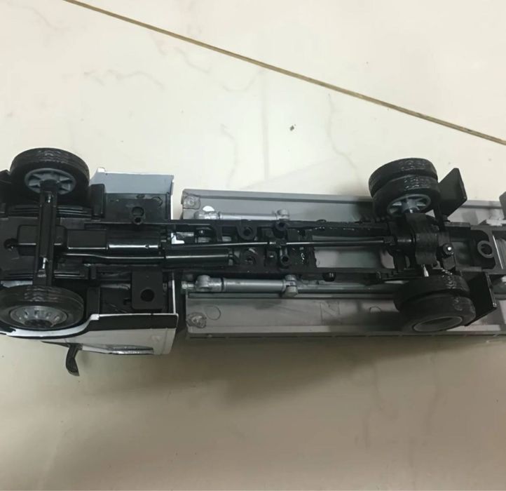 Игрушечная модель  эвакуатор Iveco