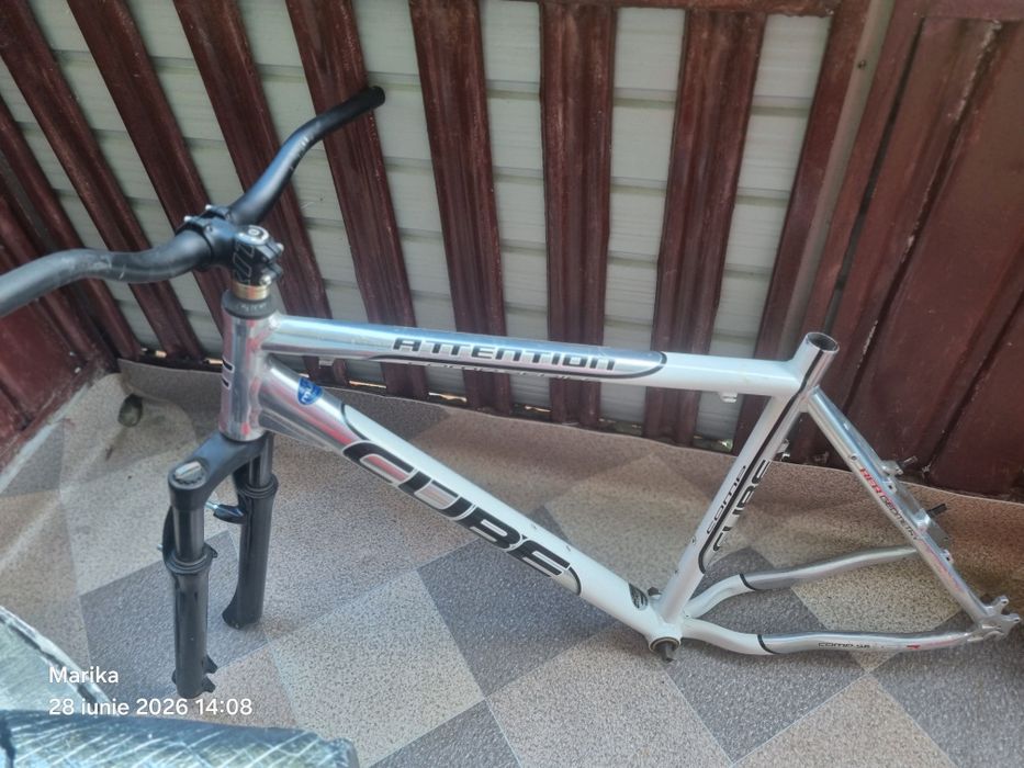 Roti bicigleta Shimano si un cadru.